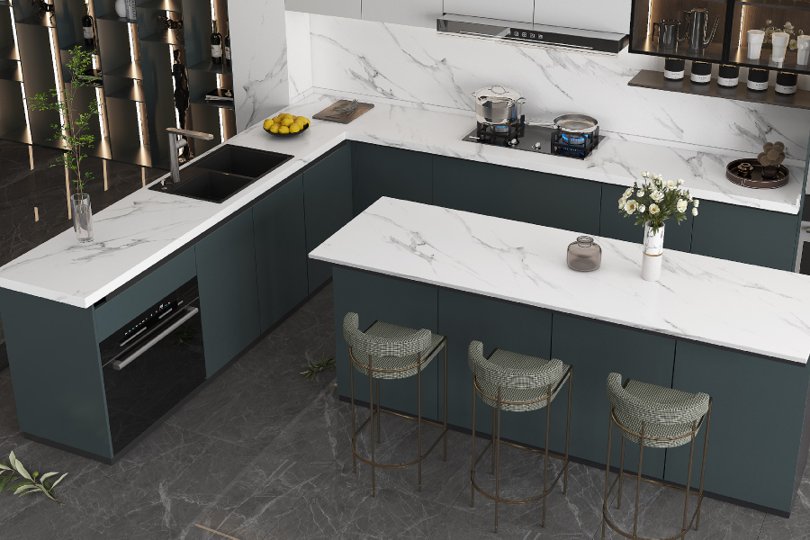Kitchen with a Balena sintered stone worktop and splashback