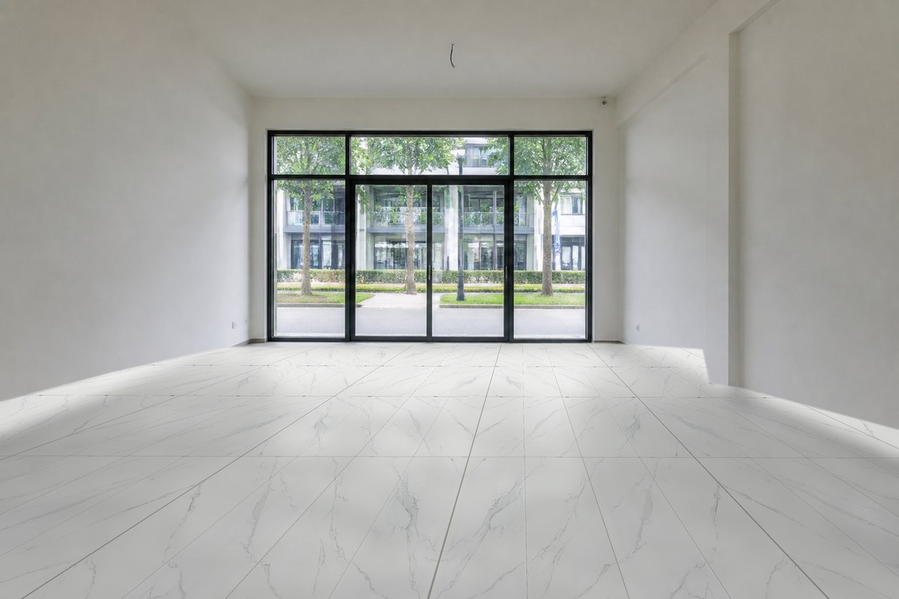 The same room previewed with Balena BGP 918X1021WH marble-look tiles laid across the floor